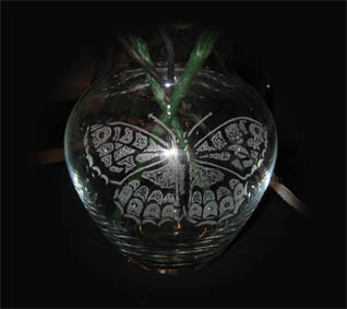 vase grav� papillon